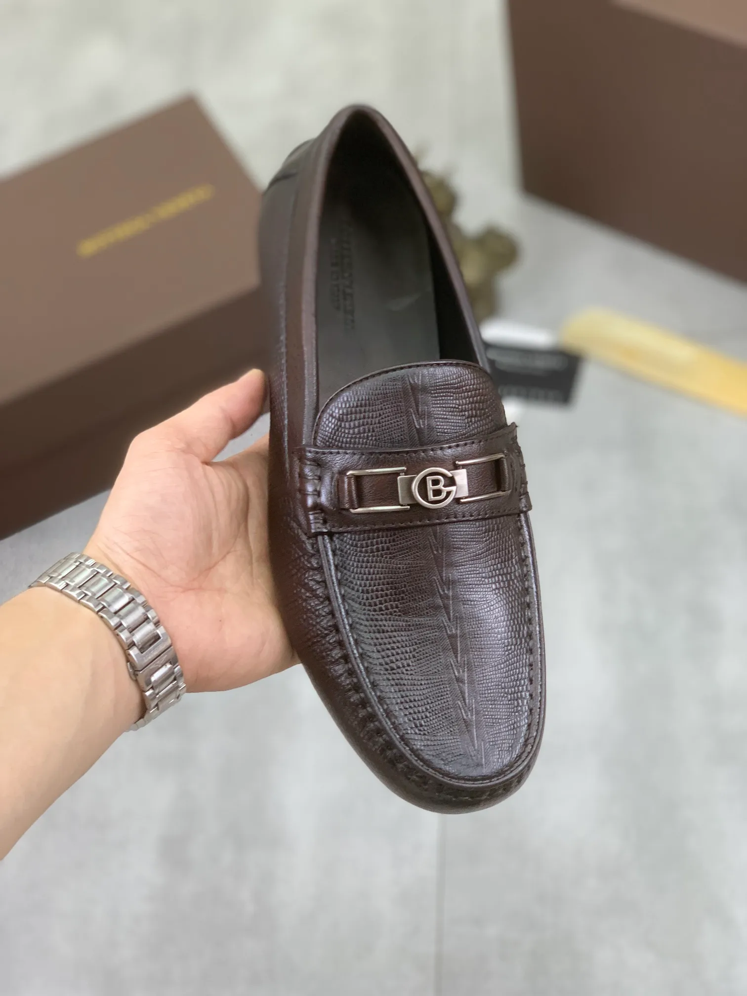 Men's men's shoes 💰p420 [New model] Water-dyed cow leather 💰High-quality business beanie shoes 💎💎💎 bottega veneta official website synchronizes the latest top version of bv in the market, accepts material comparison, shoe type comparison, process comparison, practical and textured, versatile and suitable for any occasion, the more you look at it, the more it tastes. Purely hand-woven craftsmanship - Upper material, ostrich pattern calfskin imported from Italy - High-quality water-dyed cowhide inside - Original private model customized outsole - Size: 39-44 (38 45 can be customized) Color: black or brown optional